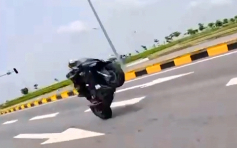 "Quái xế" chạy xe phân khối lớn tốc độ 299 km/giờ, "bốc đầu" quay clip câu view