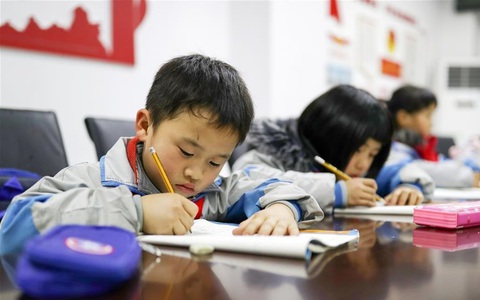 Học sinh đặt câu với từ phức khiến cô giáo tá hỏa: Mới chút tuổi mà đã triết lý thế này!