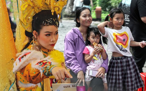 Cuối tuần đi xem hát bội, "trend mới" cùng con trải nghiệm nghệ thuật truyền thống của hội phụ huynh TP.HCM
