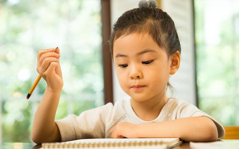 Trẻ thích đặt câu hỏi khiến người lớn cảm thấy phiền nhưng là biểu hiện của một em bé thông minh