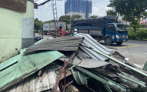 CLIP: Tài xế container ngủ gật tông nát 6 ki-ốt ở TP Thủ Đức