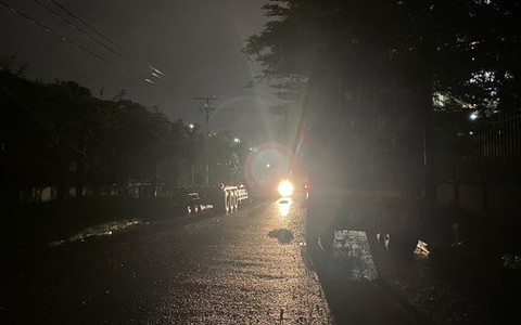 Đèn đường tắt ngúm, hàng ngàn người nhiều ngày dò dẫm vào chung cư
