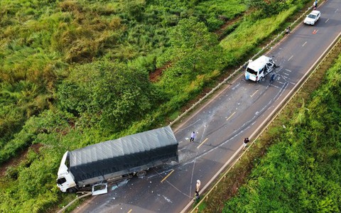 Lái xe 16 chỗ thoát chết trong gang tấc kể lại vụ tai nạn giao thông nghiêm trọng