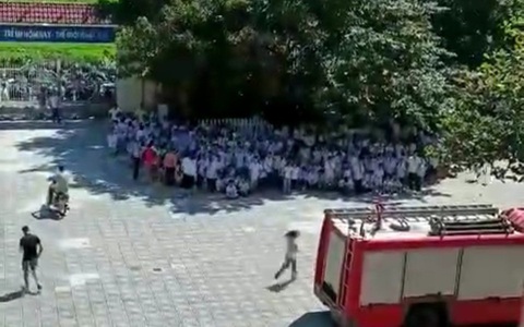 Cháy tại trường tiểu học, hàng trăm học sinh chạy thoát xuống sân