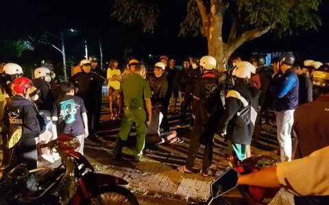 Chê tài xế taxi chạy chậm, hành khách giật vô-lăng, gây tai nạn