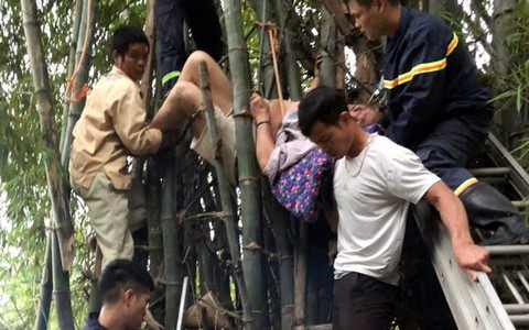Giải cứu cụ ông 83 tuổi mắc kẹt trong bụi tre