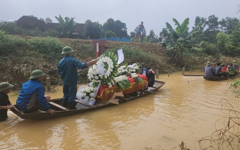 Xót xa hình ảnh đoàn thuyền vượt lũ chở thi hài nam sinh đi an táng