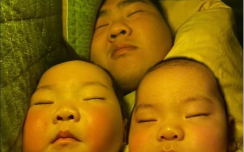 Hình ảnh 3 bố con ôm nhau ngủ khiến dân mạng cười sảng: "Cần gì xét nghiệm ADN nữa"