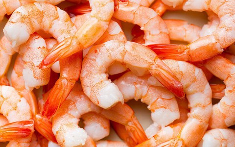 Cách bóc vỏ tôm khi còn nóng mà không sợ bỏng và bẩn tay