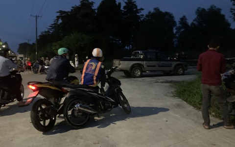 Người đàn ông mặc đồng phục bảo vệ chết trong tư thế treo cổ