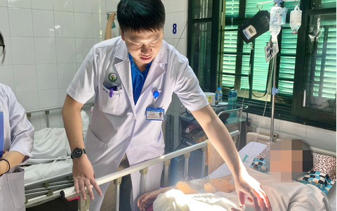 Áo chống nắng cuốn vào bánh xe máy, cô gái 18 tuổi gần đứt rời cánh tay