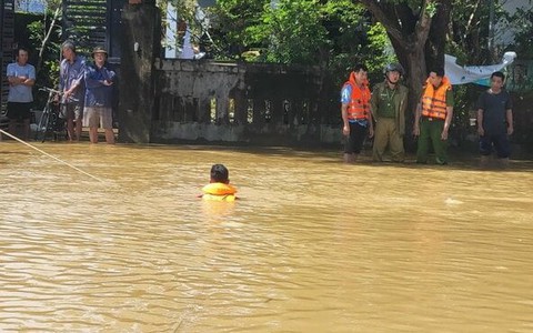Tìm thấy thi thể cháu bé  3 tuổi mất tích sau khi rơi xuống dòng lũ dữ ở Huế