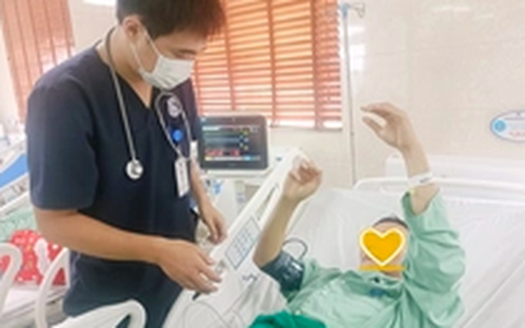 Đang ăn cơm bên đường, người đàn ông bất ngờ méo miệng, liệt nửa người