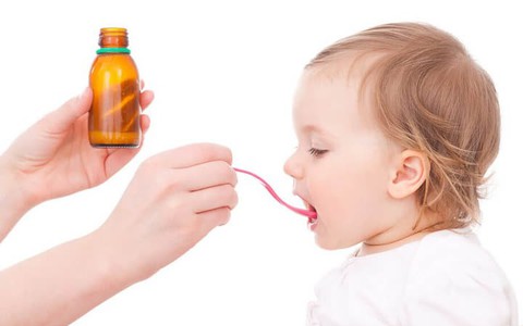 Làm thế nào để con 'hợp tác' khi uống thuốc?