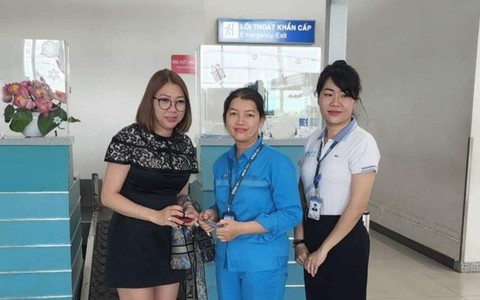 Nữ nhân viên sân bay trả lại viên kim cương hơn nửa tỷ đồng cho khách