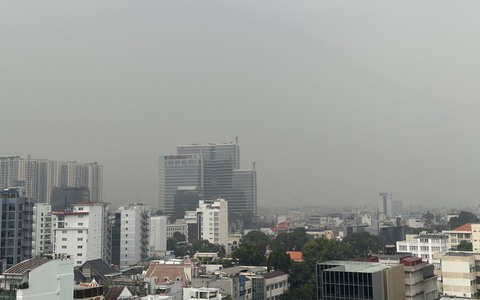 Bầu trời TP HCM mù mịt từ sáng sớm đến trưa