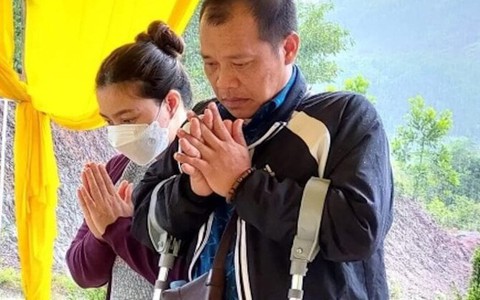 Sáng nay xét xử vụ gia đình ở Huế đưa con đi chữa bệnh, nhận về hũ tro cốt