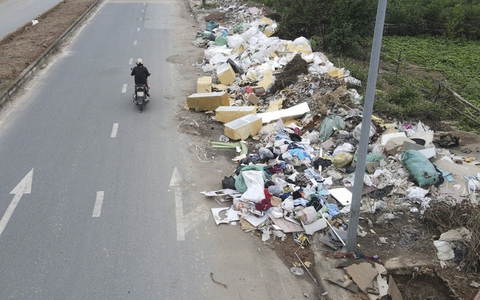 Rác thải ngập tràn con đường mới thi công ở Hà Nội