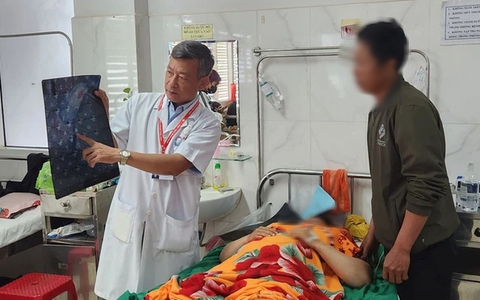 Ngã xuống giếng khi hái cà phê, người phụ nữ bị gãy cột sống, liệt 2 chân