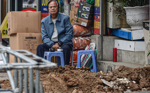 Dân Hà Nội ngán ngẩm cảnh vỉa hè bị xới tung, nhiều tuyến phố ngổn ngang bụi bặm