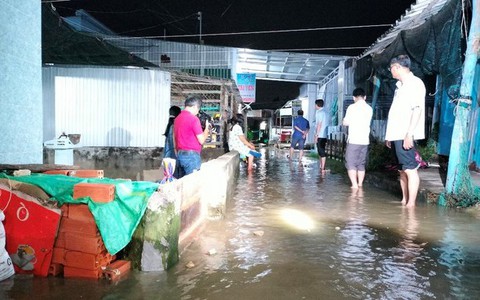 Nửa đêm ôm con "chạy" triều cường ở Bạc Liêu