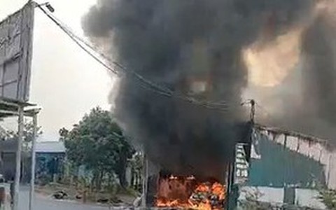 Cháy xưởng sửa chữa ô tô, nhiều tài sản bị thiêu rụi