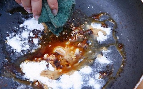 Học đầu bếp nhà hàng rắc thứ này vào chảo đang cháy đen thui, 10 phút sau chảo sạch bất ngờ