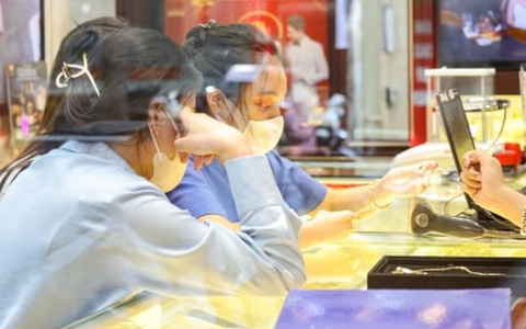 Giá vàng liên tục tăng dữ dội, người vay vàng còng lưng trả nợ