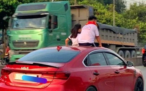 Đồng Nai: Tài xế để trẻ em chui qua cửa sổ trời, ngồi trên nóc ô tô