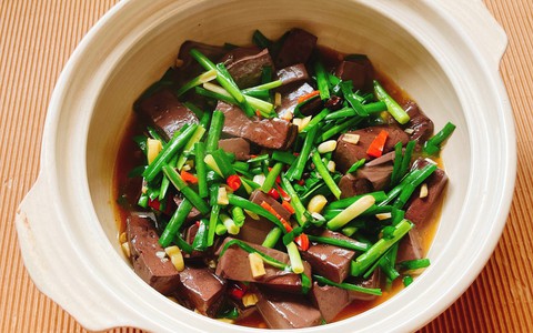 Tiết lợn luộc giúp phụ nữ "bổ máu", trẻ hóa cơ thể nhưng đừng mắc 5 sai lầm nghiêm trọng này khi ăn