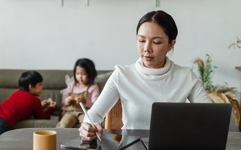 Bí quyết chăm sóc, dạy con khi bạn thường xuyên đi công tác xa nhà
