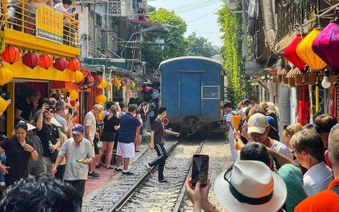 Nườm nượp khách du lịch check-in phố đường tàu "mới mọc" ở Hà Nội