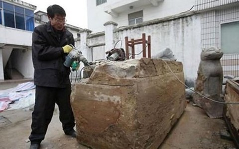Mở quan tài 700 tuổi, công nhân kinh hãi thấy người bên trong 'như còn sống'