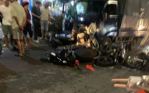 Xe tải đâm 6 xe máy, 1 ô tô con đang dừng chờ đèn đỏ