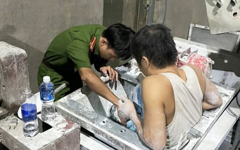 Cứu người đàn ông ở Đồng Nai bị kẹt chân vào máy trộn bột xi măng