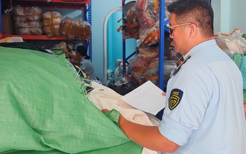 Tạm giữ lượng lớn quần áo ở TP HCM giả nhãn hiệu nổi tiếng