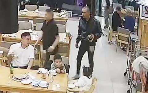 Ba cháu bé gào khóc, cầu cứu khi người cha bất ngờ bị đánh dã man tại nhà hàng
