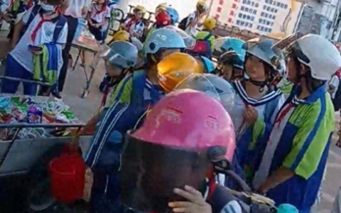 Chuyện thật như đùa: Nhà trường bắt học sinh đội mũ bảo hiểm... khi đi bộ đến trường