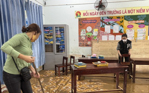 Nửa đêm lũ ập vào trường, gần 1.500 học sinh Đà Nẵng phải nghỉ học