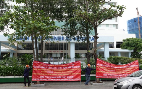 Một bệnh viện lớn ở Bình Định bất ngờ bị căng băng rôn đòi nợ