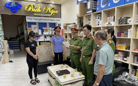 Bắt ông chủ chuỗi cửa hàng linh kiện điện thoại, thu giữ lô hàng lậu trị giá 10 tỷ đồng