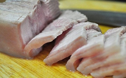 Thịt luộc bên trong có màu đỏ do chứa chất độc hại cho cơ thể?