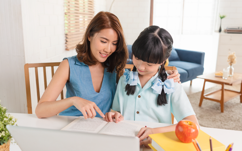 Làm cách nào để con gái tuổi teen chia sẻ điều thầm kín với cha mẹ?
