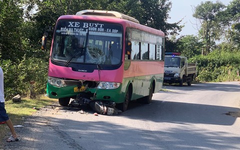Tông vào xe buýt, 2 cha con đi xe máy tử vong