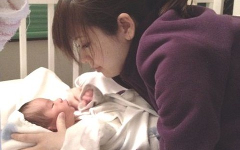 Tác dụng không ngờ của việc mẹ vuốt lưng con khi ngủ