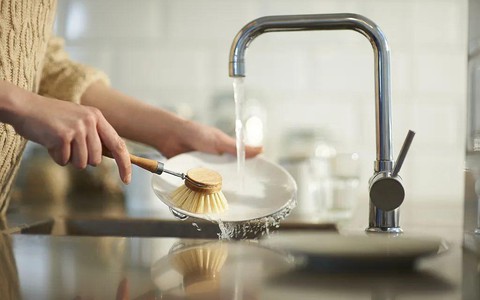 Đầu bếp nhà hàng chỉ ra 3 sai lầm trong thao tác rửa và sắp xếp bát đĩa khiến vi khuẩn sinh sôi 