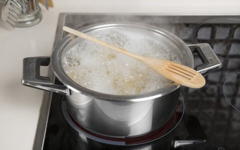 Đặt ngang chiếc thìa gỗ trên nồi đang sôi có tác dụng gì?