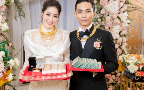 Khánh Thi khoe ảnh xúng xính váy hoa, vàng đeo "trĩu cổ", Phan Hiển rủ: "Cưới lại nha em"