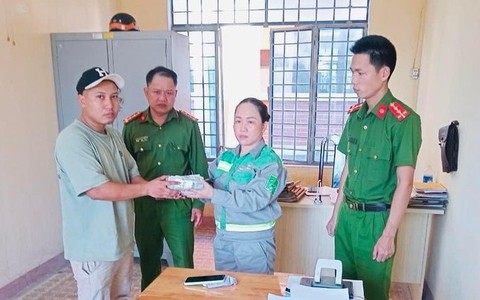 Nữ lao công nhặt được gần 100 triệu đồng trả lại người đánh mất