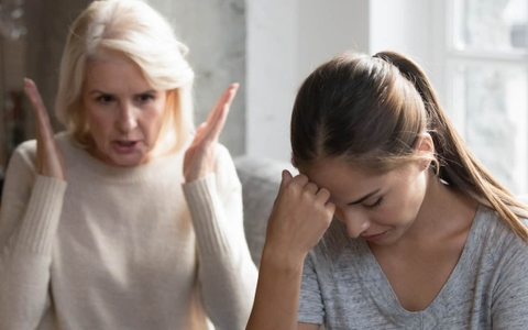 Gửi con cho mẹ chồng chăm giúp để đi du lịch thì bị từ chối, nàng dâu 8X lên TikTok "bóc phốt" khiến dân mạng tranh cãi kịch liệt